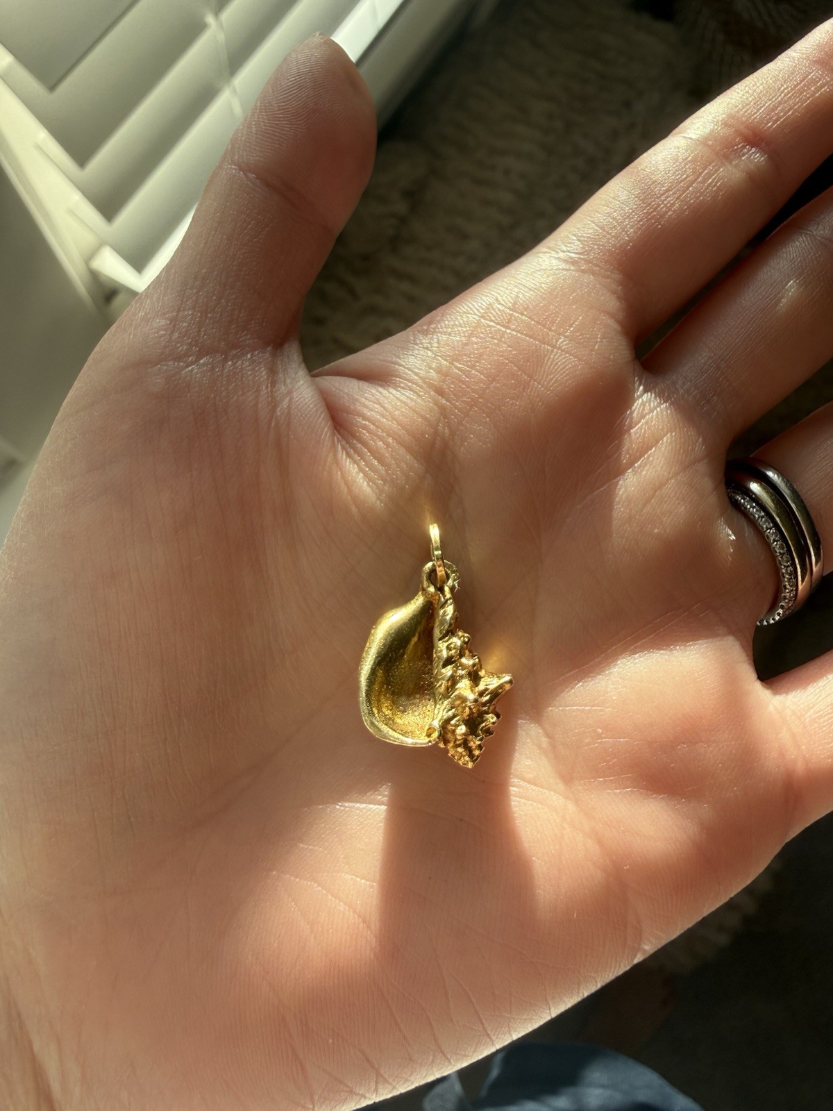 Vintage 14k Solid Gold Shell Charm Pendant 5.59g