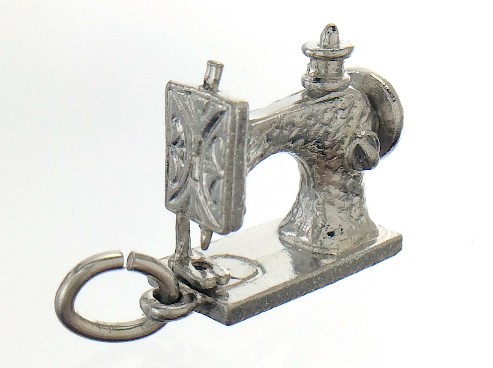 EJ STG Manual Treadle Antique Sewing Machine Charm Pendant 5.1g 0.75in J681