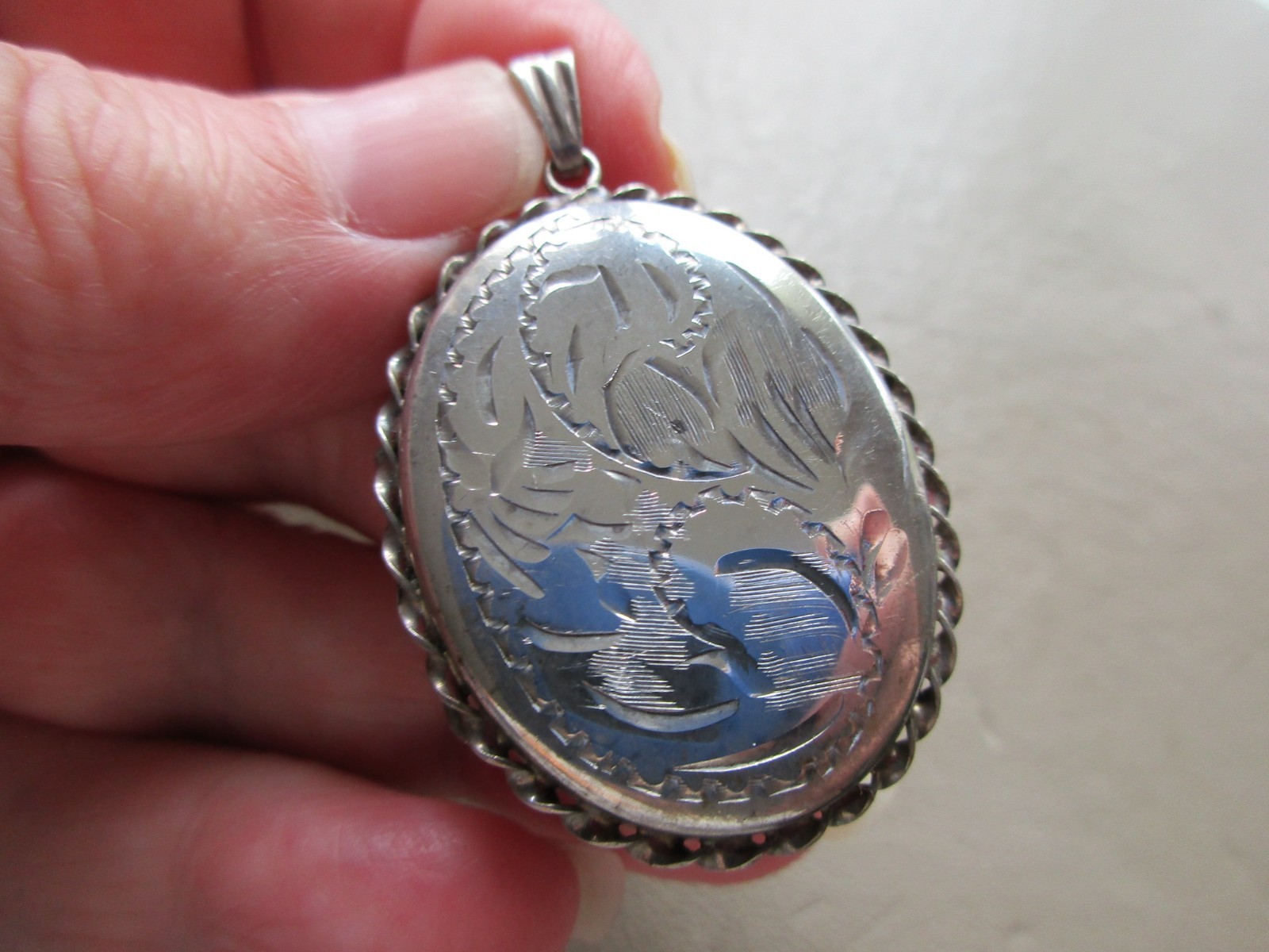 ANTIQUE VINTAGE LARGE UK STERLING SILVER PHOTO KEEPSAKE LOCKET FOB CHARM PENDANT