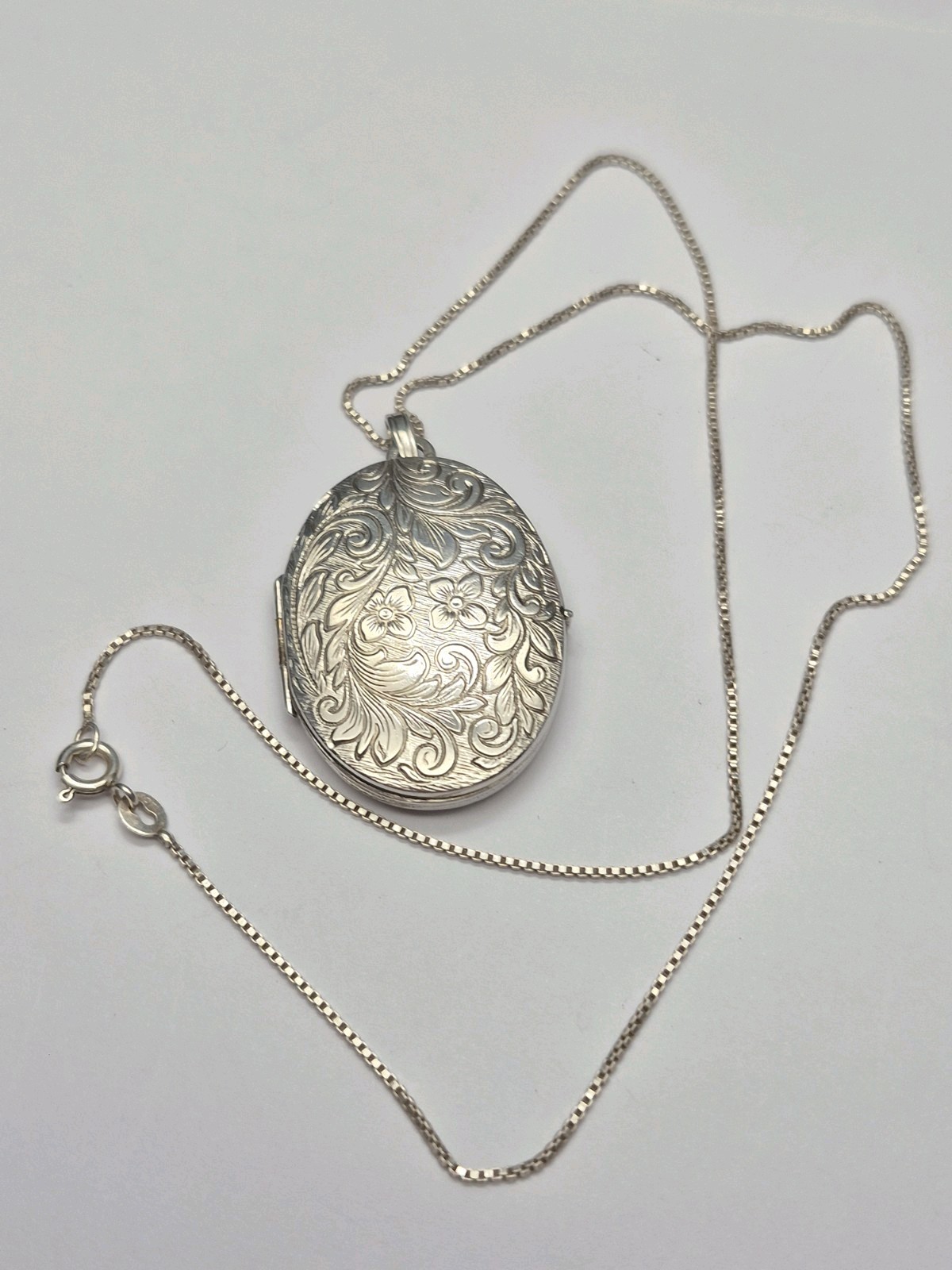 LOCKET – Sterling Silver Vintage Oval Double Photo Locket and Chain. Necklace.