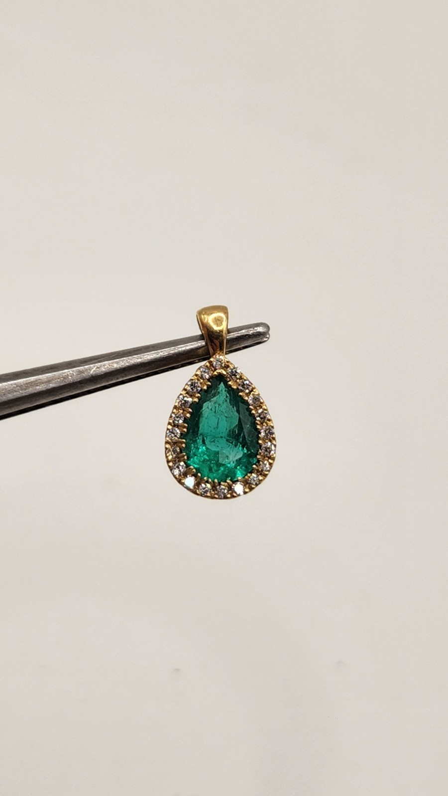 Pendiente en oro de 18k con Esmeraldas Colombianas Naturales, Diamantes Marquesa