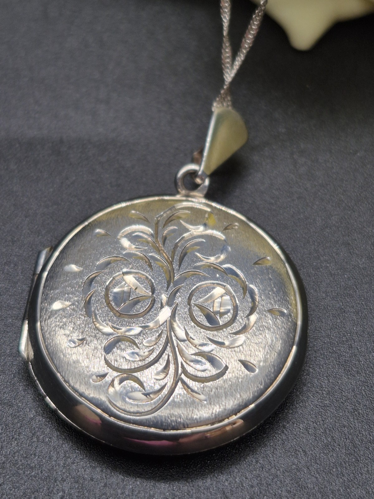 LOCKET – Beautiful Vintage Sterling Silver Round Floral Etched Photo Locket.