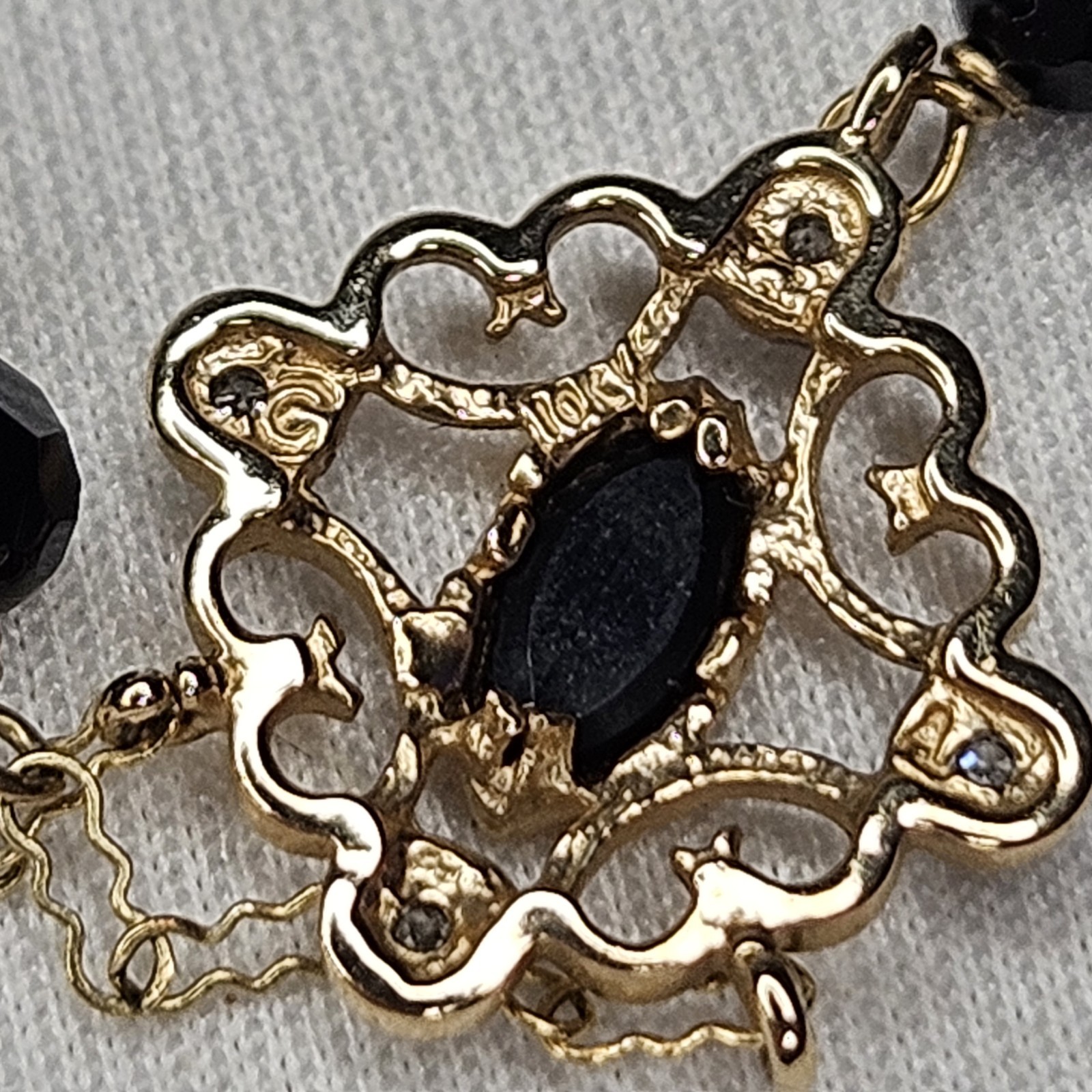 Vintage 10k Yellow Gold 16.5″ Necklace 3g Crinkle Chain Black Onyx Dangle Charm