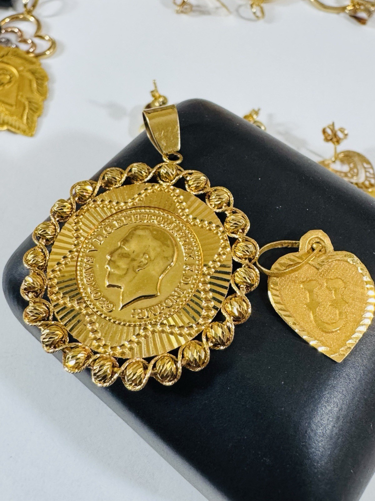22K 916 Real Gold Two Set of Pendant 22K Heart & 21K Coin Round 6.63g