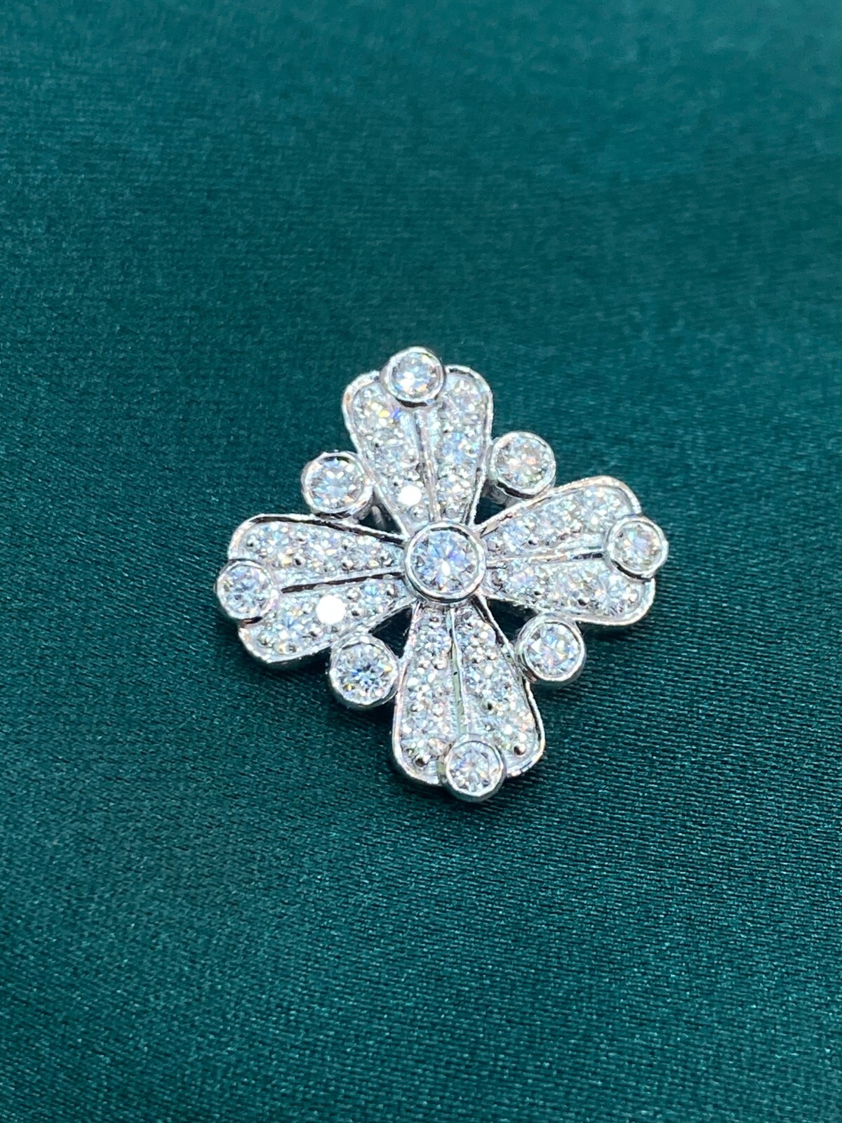 Pave 1.22 Cts F/VS1 Round Brilliant Cut Diamond Cross Pendant In 18K Gold