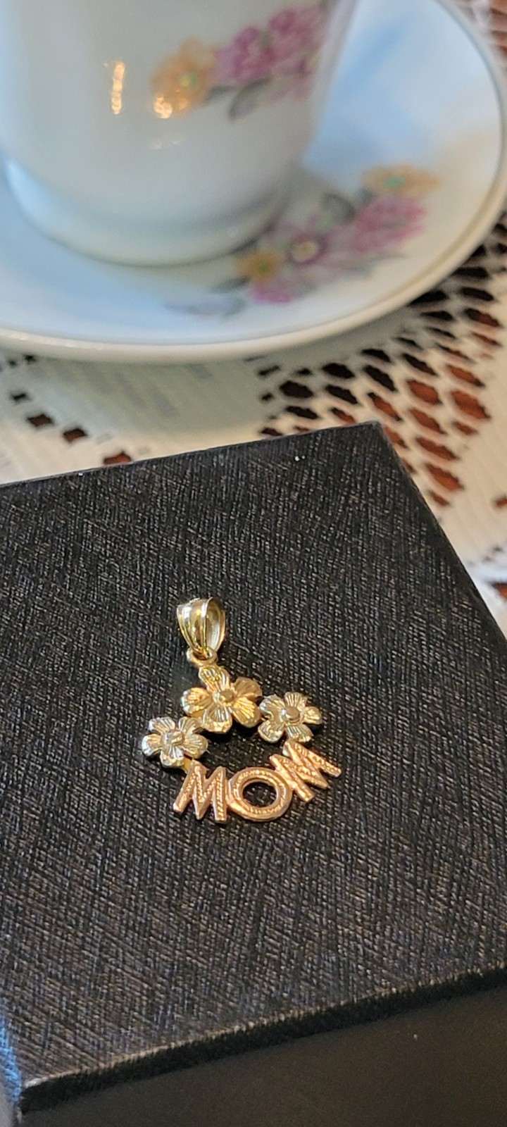 VINTAGE 14K MULTICOLOR YELLOW & ROSE GOLD “MOM” NECKLACE PENDANT Vintage, New!