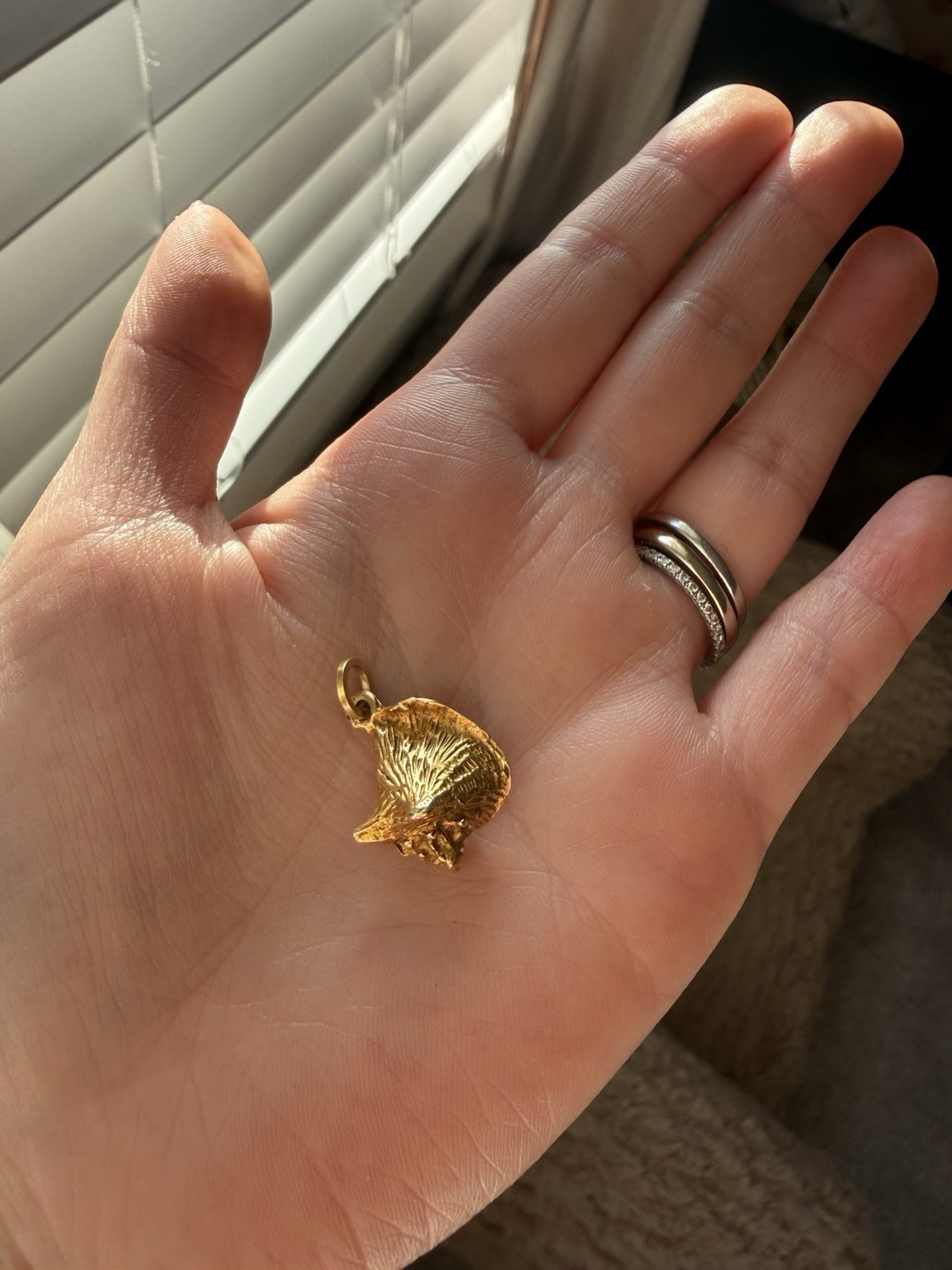 Vintage 14k Solid Gold Shell Charm Pendant 5.59g