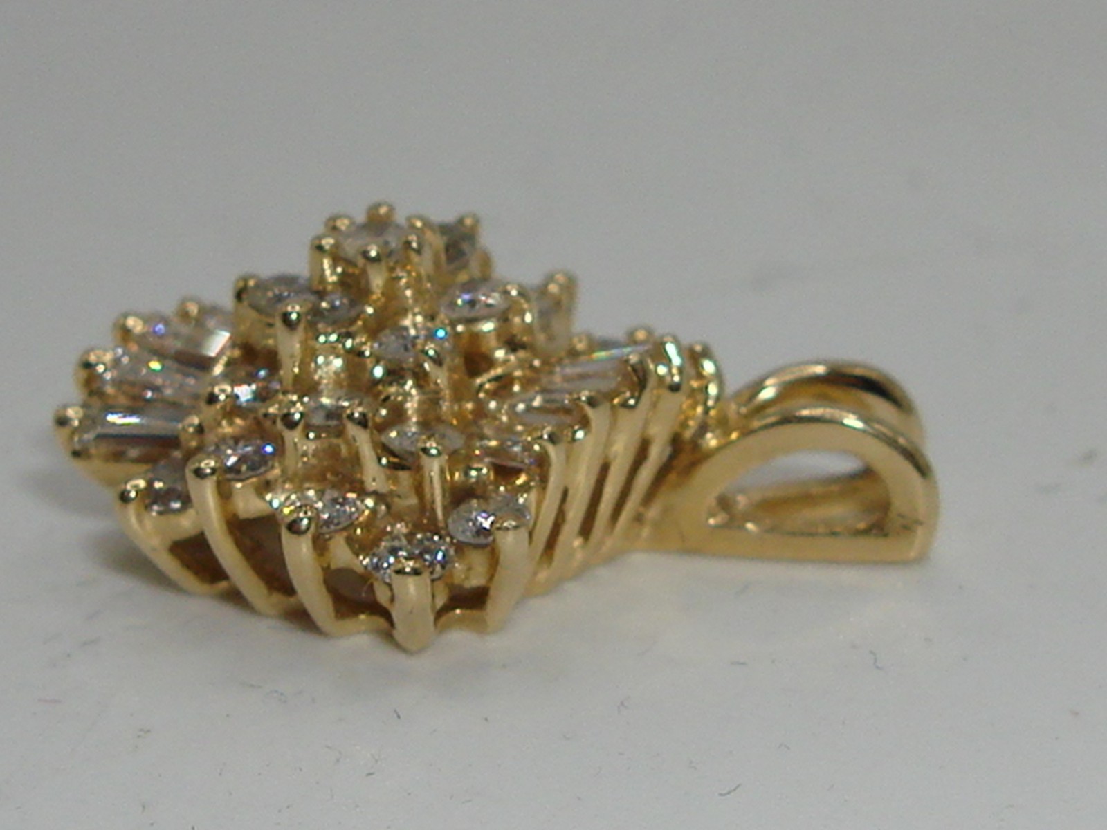 BEAUTIFUL 14K SOLID GOLD APPROX. 3/4 CTW BRILLIANT DIAMOND PENDANT!