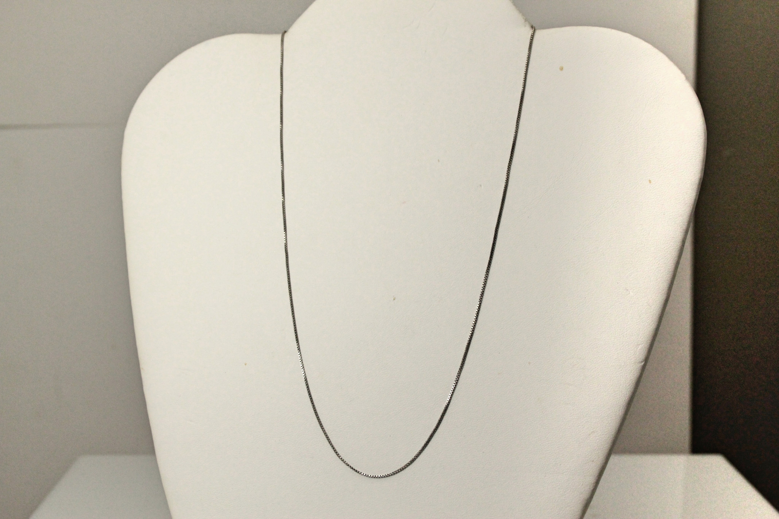 925 Sterling Silver Thin Box Chain 1.3 Grams 18″ Long 0.7mm Wide (NEC4708)