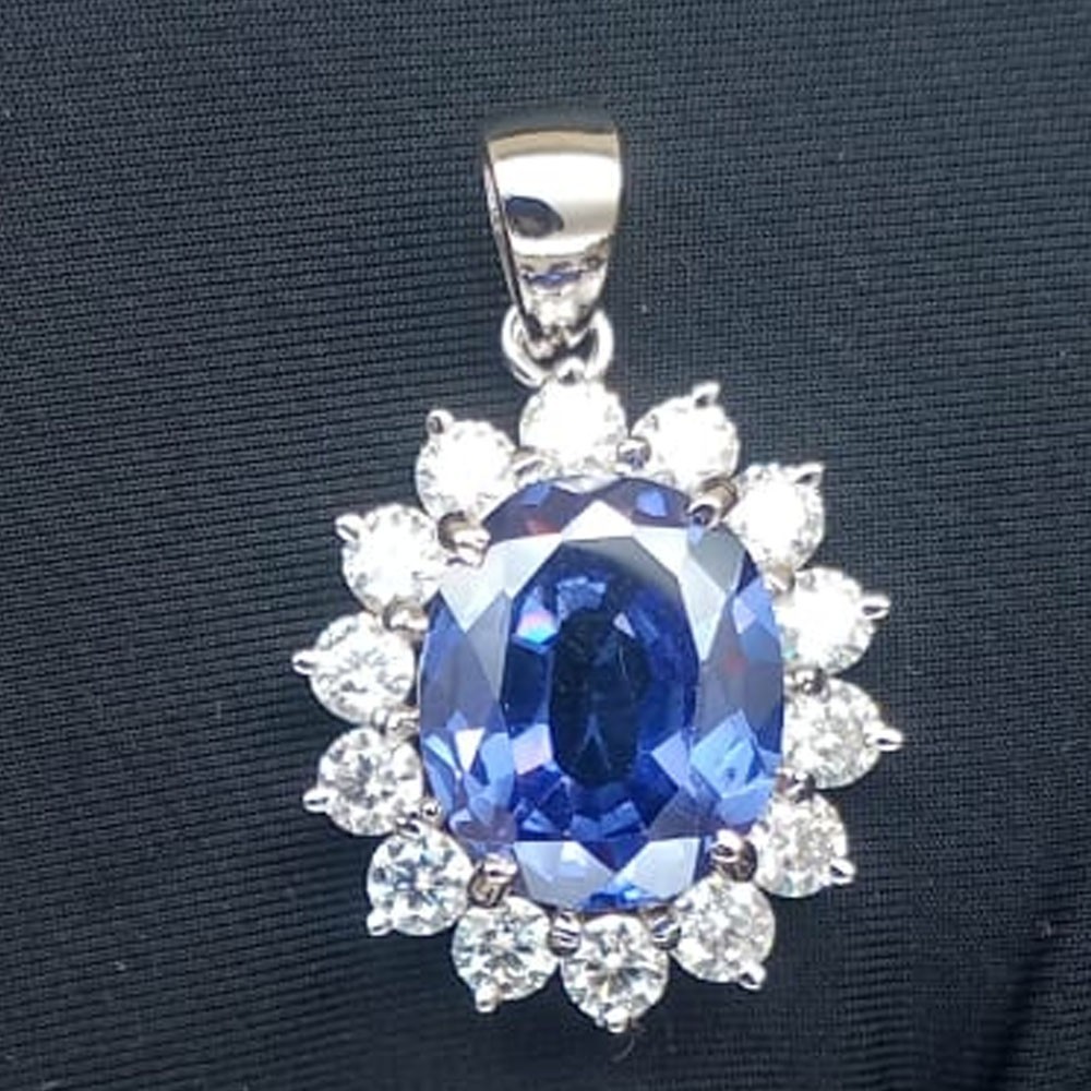 10.0Carat Oval Shape Natural Tanzanite and Diamond Pendant 18K White Gold Plated