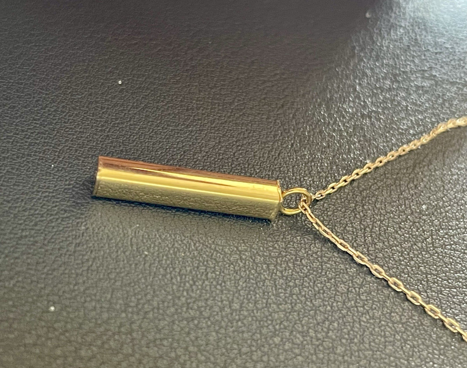 14KT Yellow Gold Bar Pendant Necklace. 18 inches (C211)