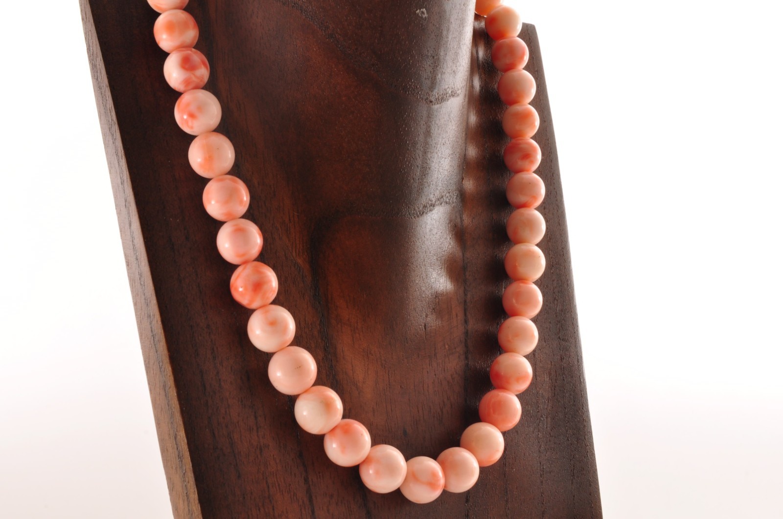 Vintage Angel skin coral Necklace (17.3in, 405t) , with “Certificate” and box.