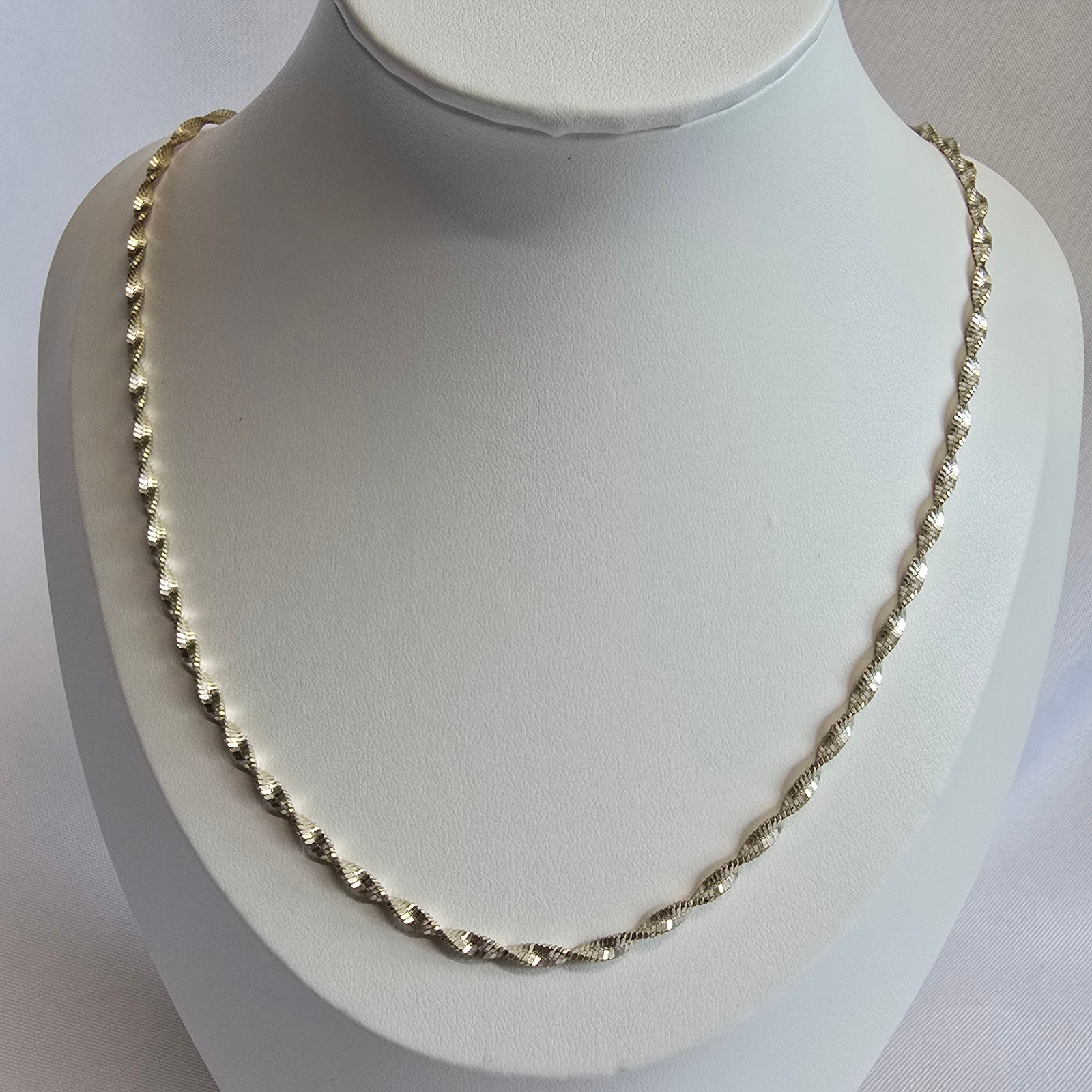 Sterling Silver Necklace 10.47g Fine Jewelry 23.5″ Singapore Chain Lobster Clasp