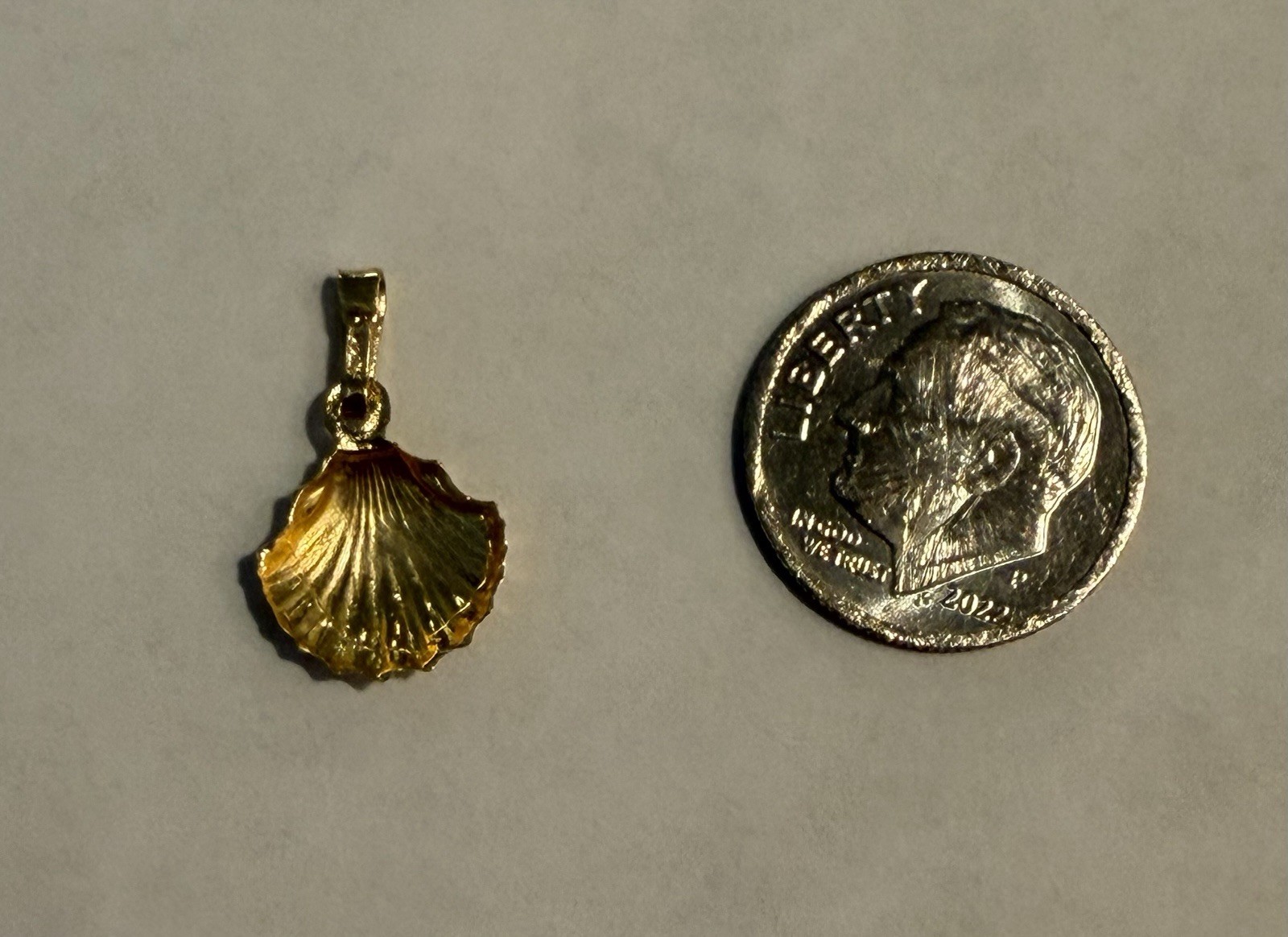 14K Yellow Gold Shell Charm Pendant, Beach Nature Theme, No Stone
