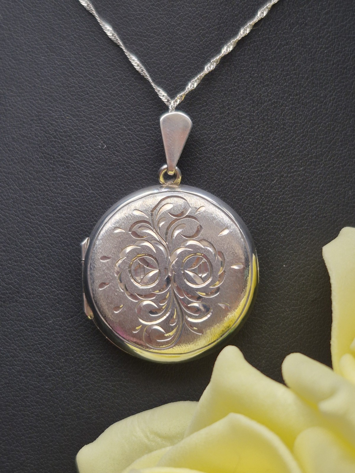 LOCKET – Beautiful Vintage Sterling Silver Round Floral Etched Photo Locket.