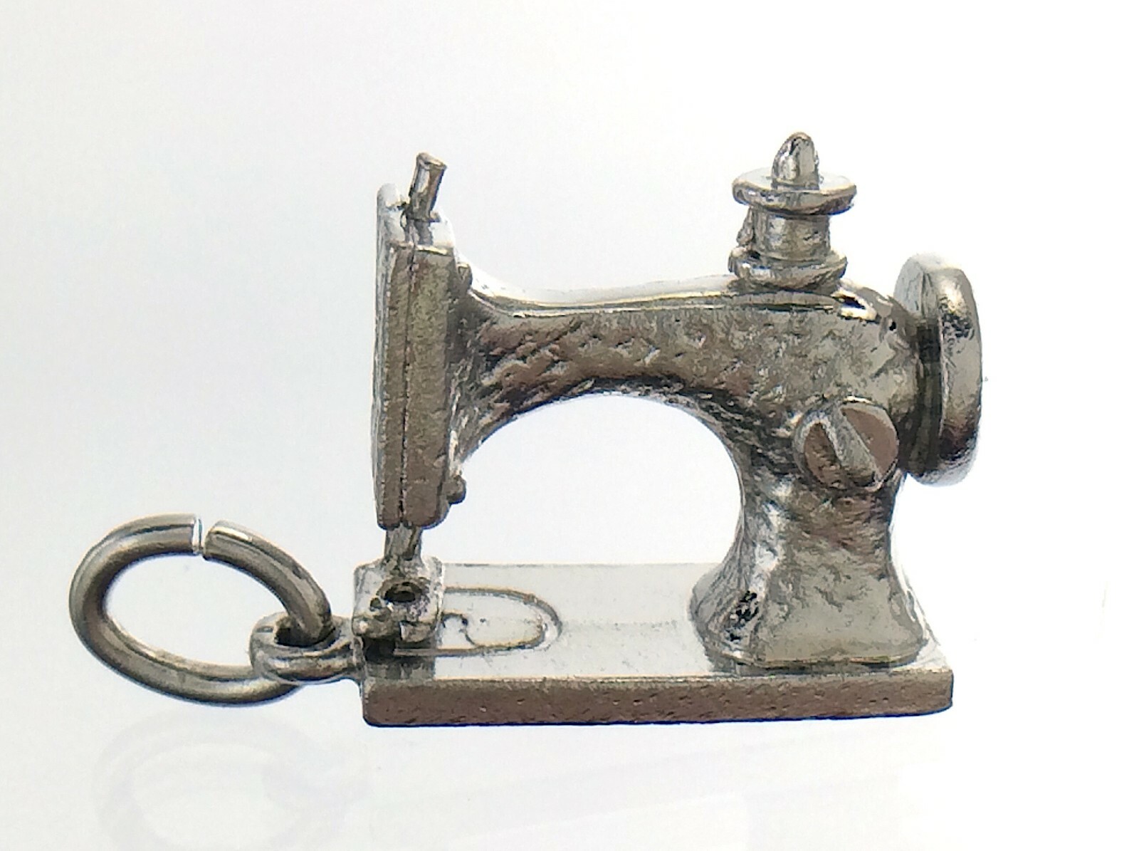 EJ STG Manual Treadle Antique Sewing Machine Charm Pendant 5.1g 0.75in J681