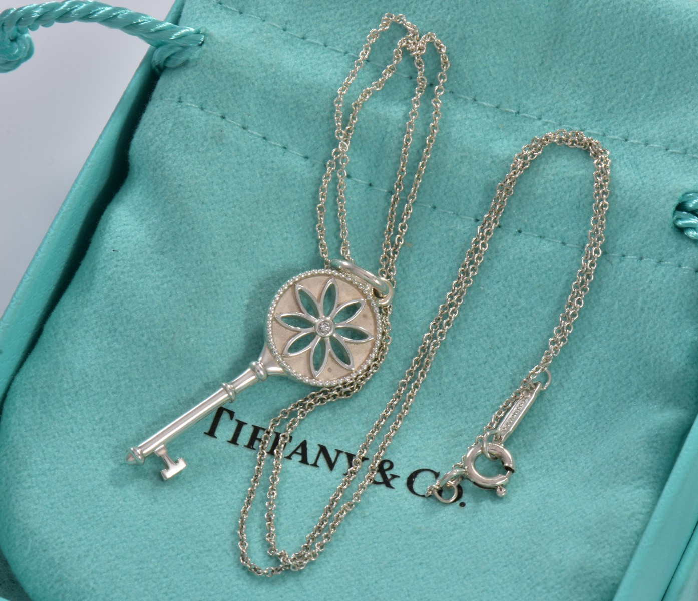 18.25″ Tiffany & Co Silver Diamond 1.5″ Daisy Flower Key Pendant Necklace Pouch
