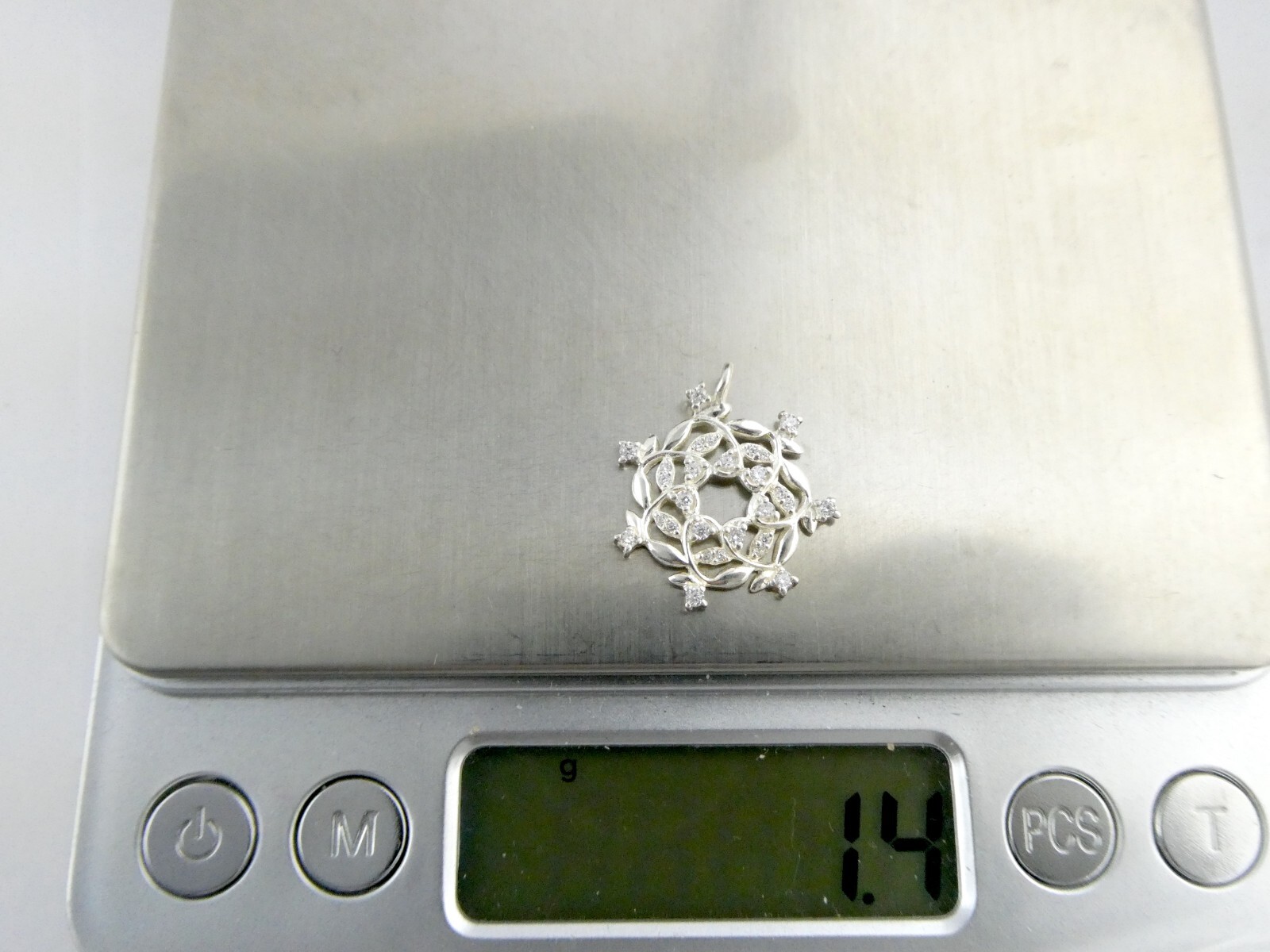 Sterling Silver White Crystal Woven Wreath Pendant 1.4g .5 Inches