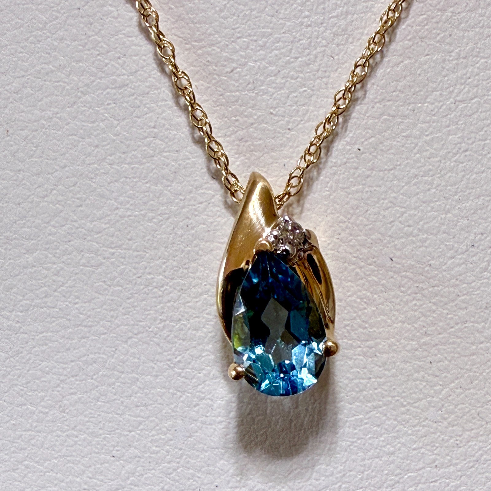 14K Yellow Gold 16″ Necklace with 8x5mm Blue Topaz & Small Diamond 2 grams