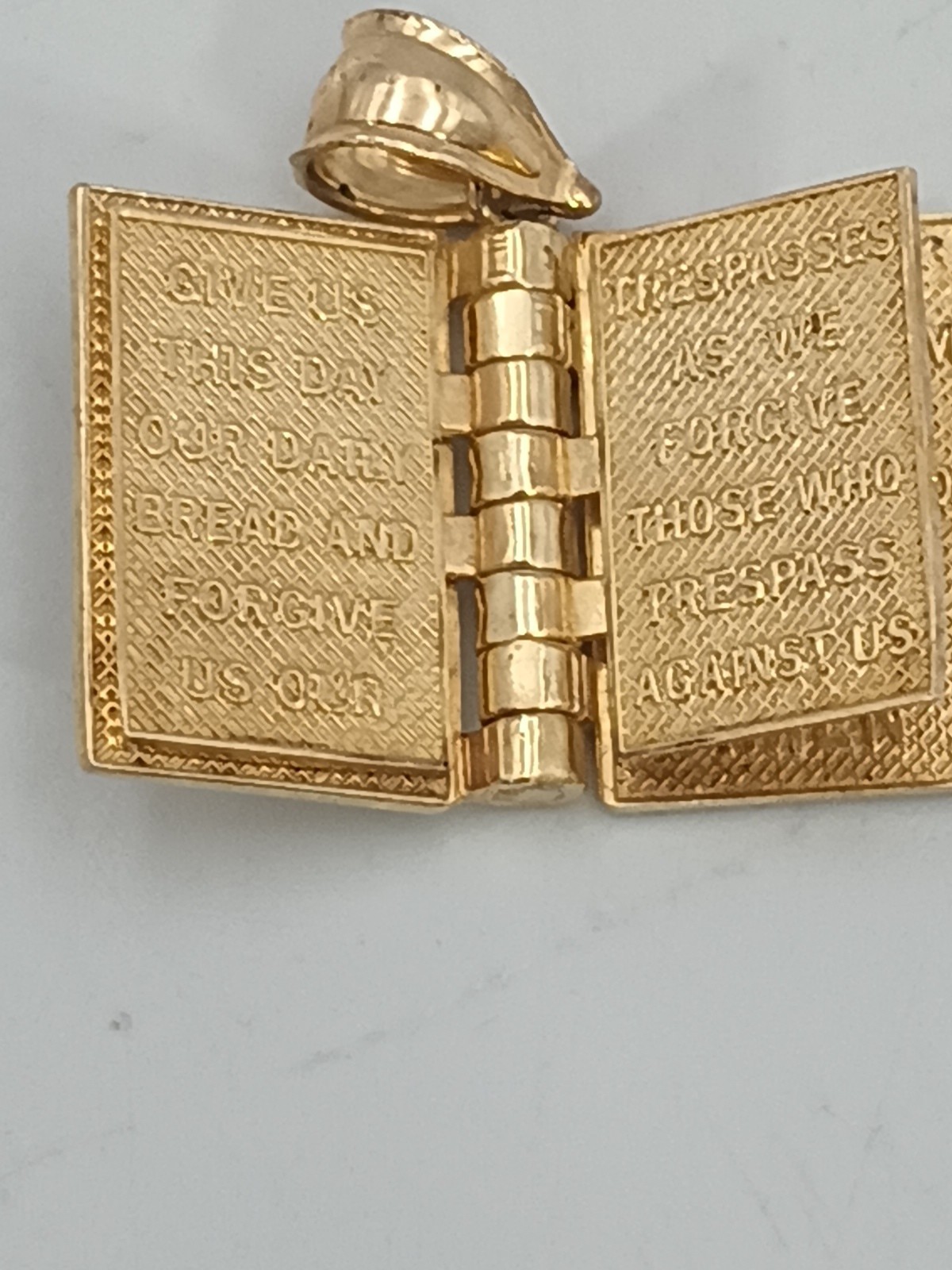 Solid 10K Yellow Gold Opening Pages Holy Bible with Lords Prayer Pendant 3.3gms