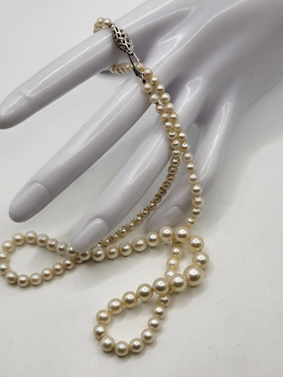 14kt White Gold Ornate Clasp Graduated Authentic Cultured Pearl Necklace