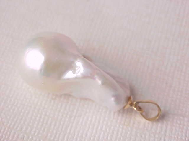 16MM X 27MM AAA BAROGUE WHITE PEARL PENDANT SOLID 18K YELLOW GOLD