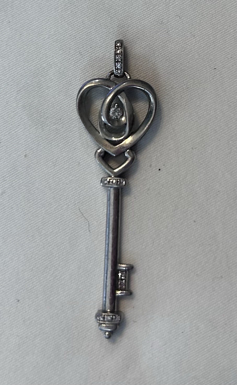 Diamond Heart Key Necklace Charm 1/10 ct tw Round-cut Sterling Silver