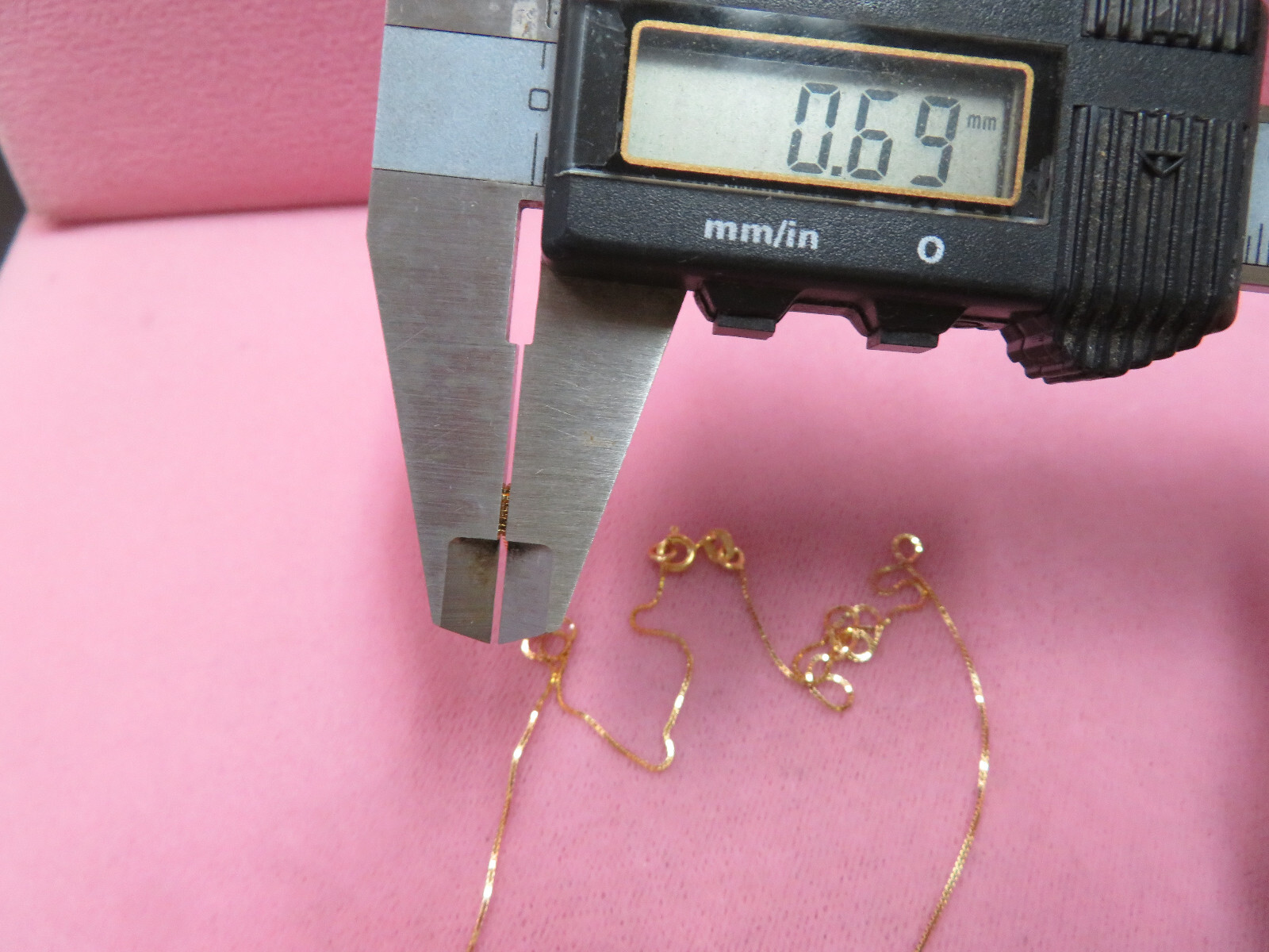 20.25″ Vtg 14K Solid Y. Gold Box Chain Necklace 1.59 G w/Spring Clasp