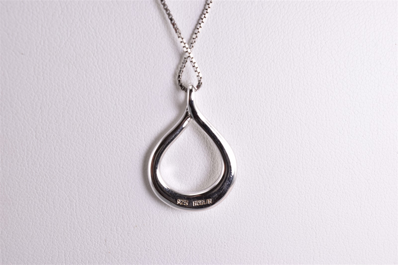 Hot Diamonds Sterling Silver 26mm x 18mm Diamond Accent Heart Pendant 18″ Chain
