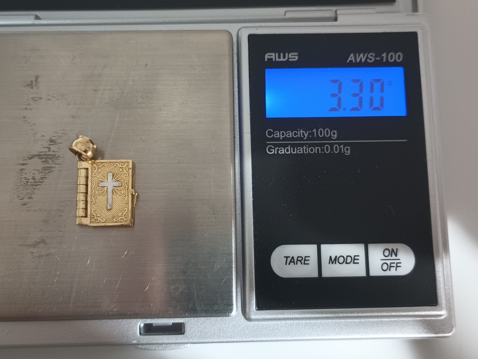 Solid 10K Yellow Gold Opening Pages Holy Bible with Lords Prayer Pendant 3.3gms