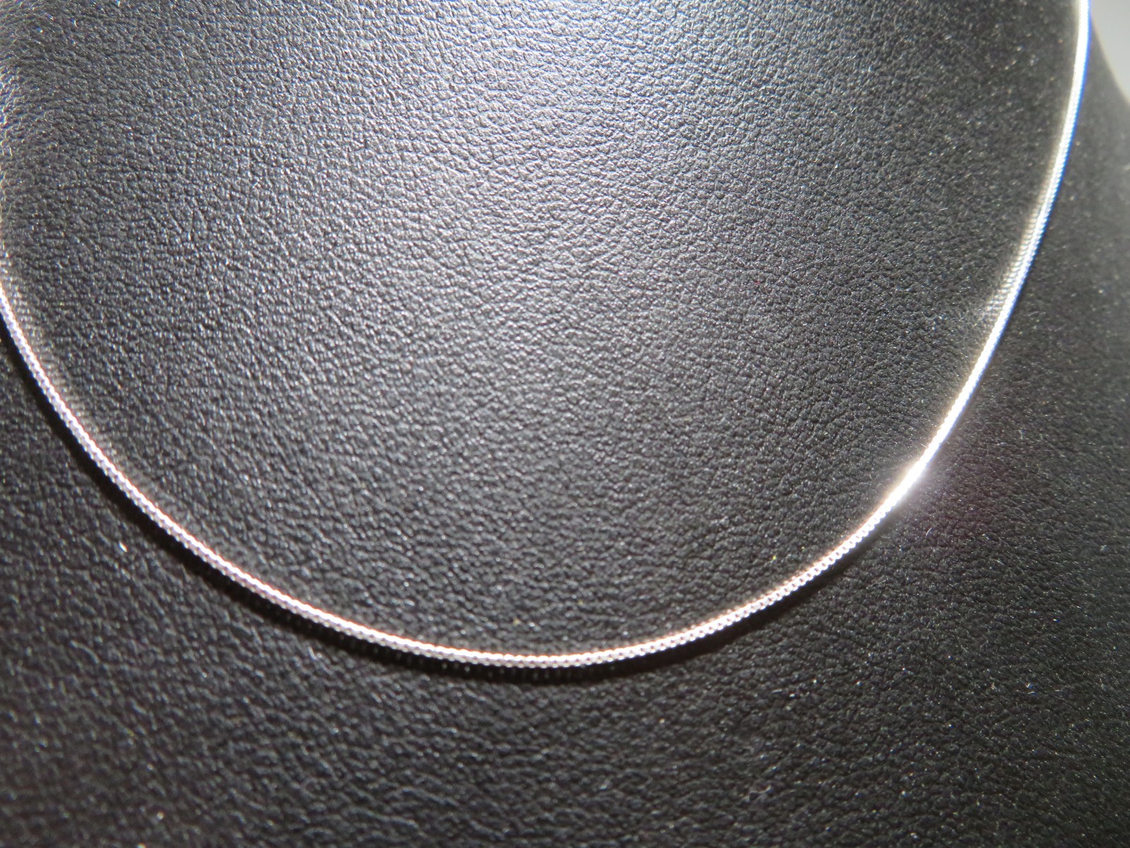 14K WG THIN BOX LINK CHAIN 18.5″ LONG 0.53 MM THICK 1.00 gram (A21996-2)