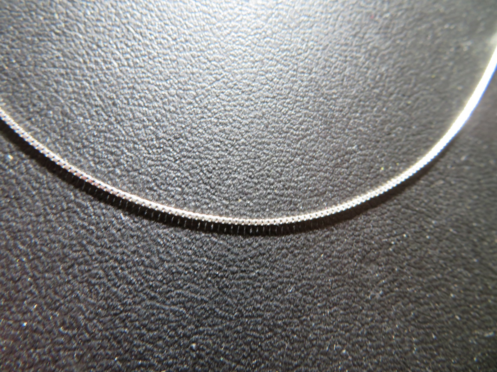 14K WG THIN BOX LINK CHAIN 18.5″ LONG 0.53 MM THICK 1.00 gram (A21996-2)