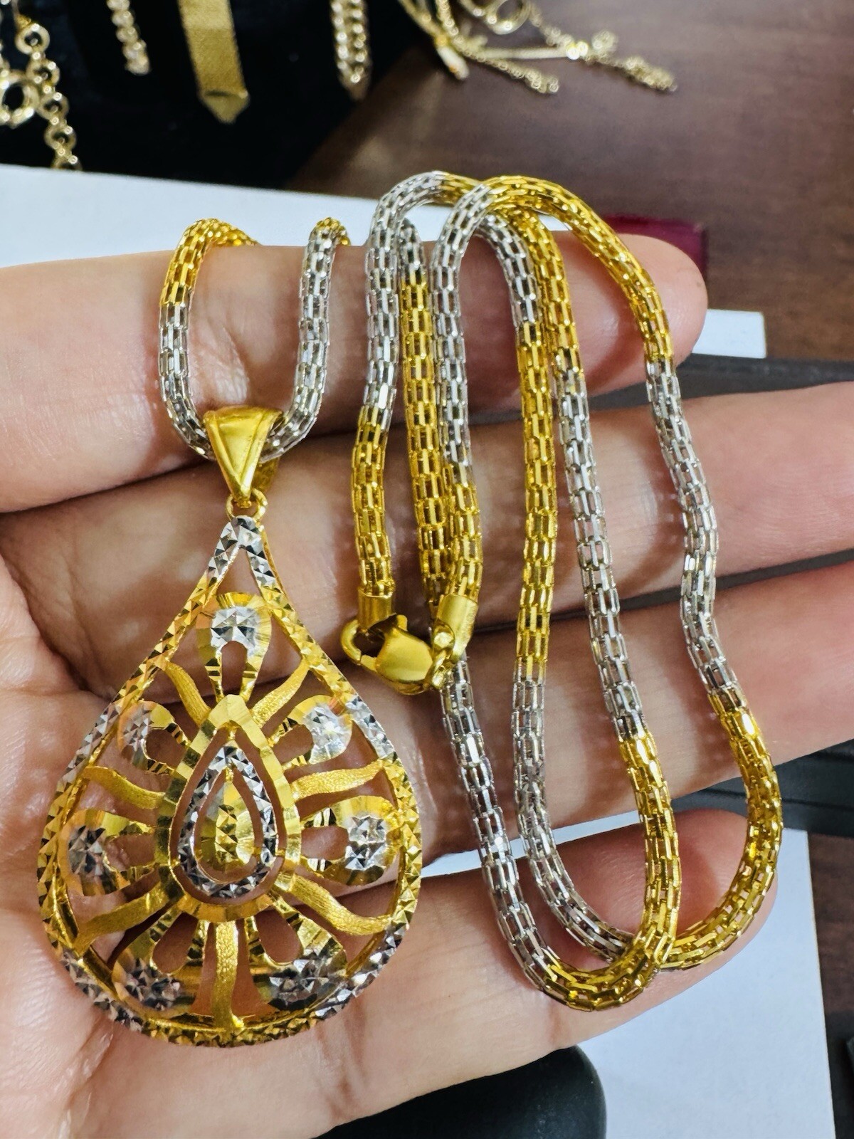 22K 916 Real Gold 21.5”/22” long Teardrop Necklace 16.8g 3.mm Womens