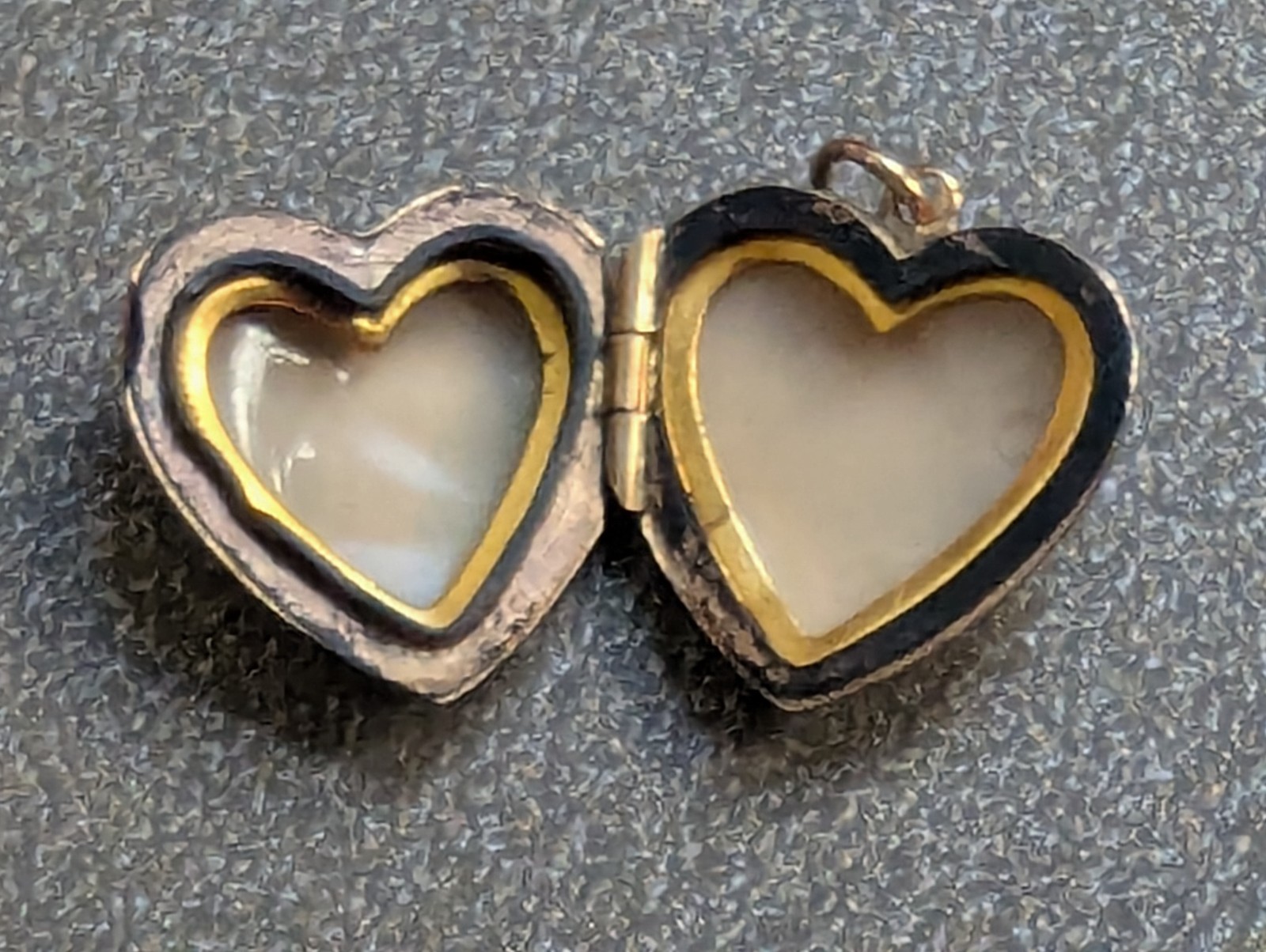 9ct Gold – vintage – BK & Ft Heart Locket Engraved detail used 2.4g