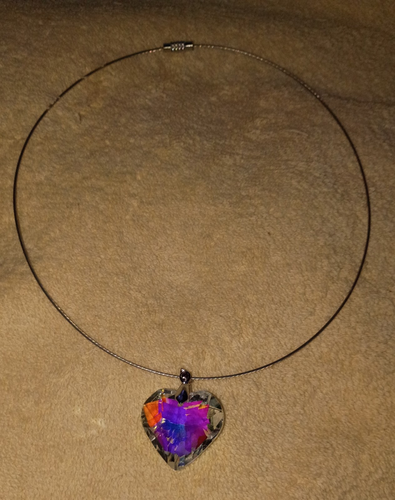 BIG CRYSTAL HEART PENDANT, ” NEW” 😍😍😍 ON A WIRE NECKLACE,SCREW CLASP !!!