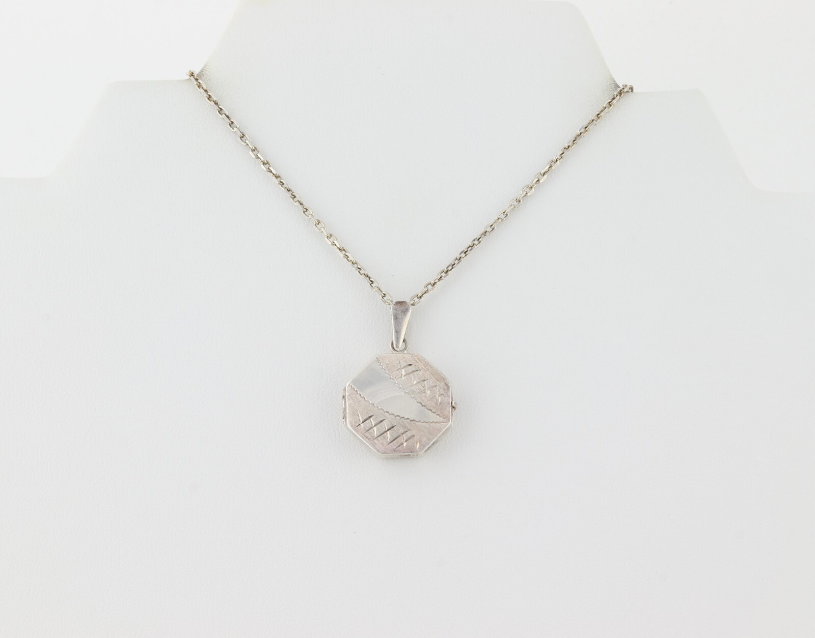 Sterling Silver Locket Necklace 21″ Chain