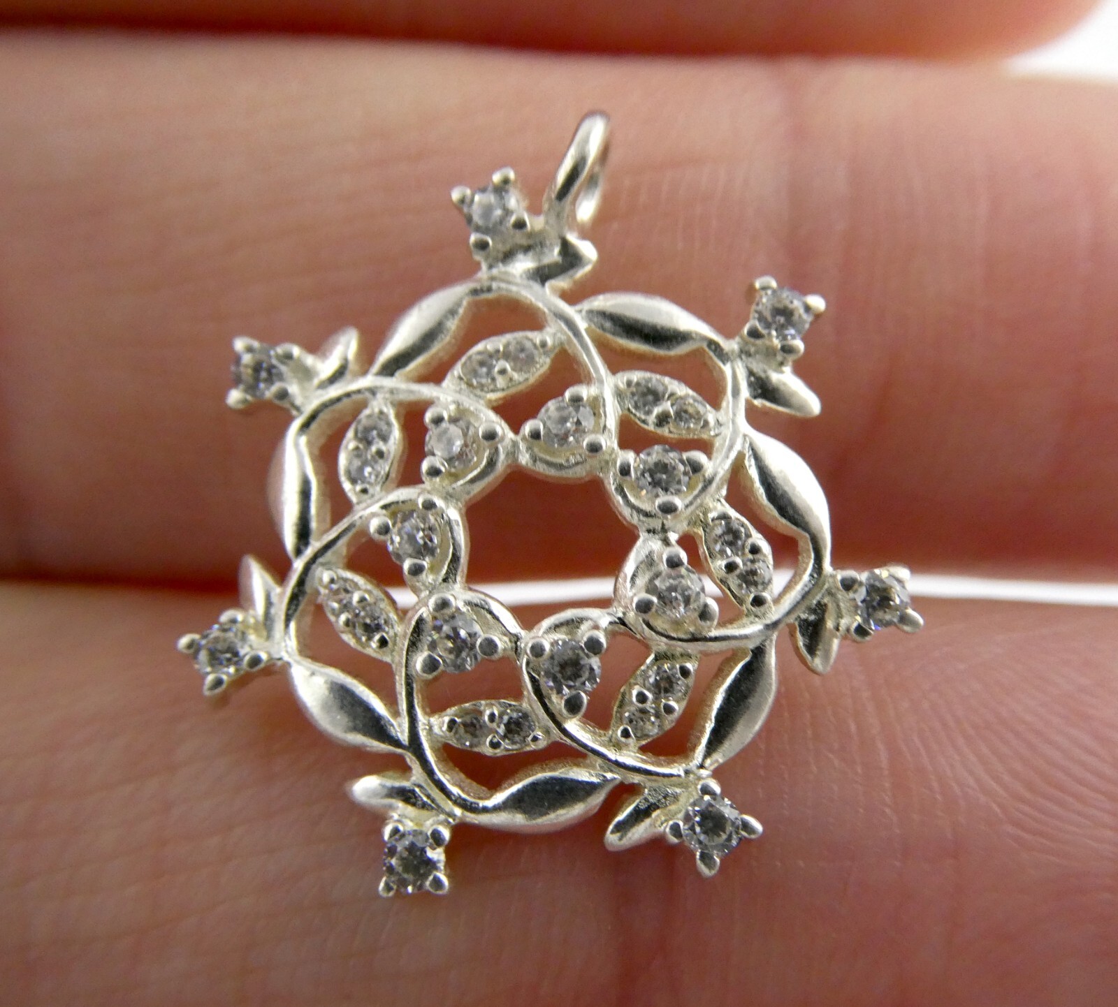 Sterling Silver White Crystal Woven Wreath Pendant 1.4g .5 Inches