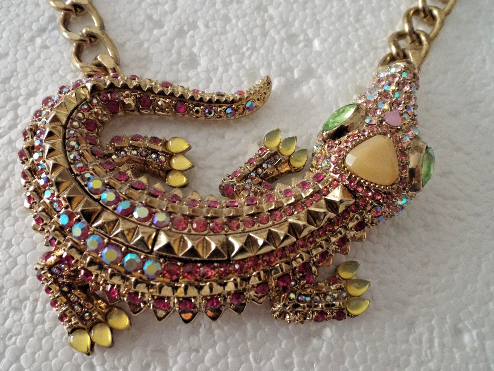 ***BETSEY JOHNSON signed Unique ALLIGATOR Crystal NECKLACE multicolor 18″!!