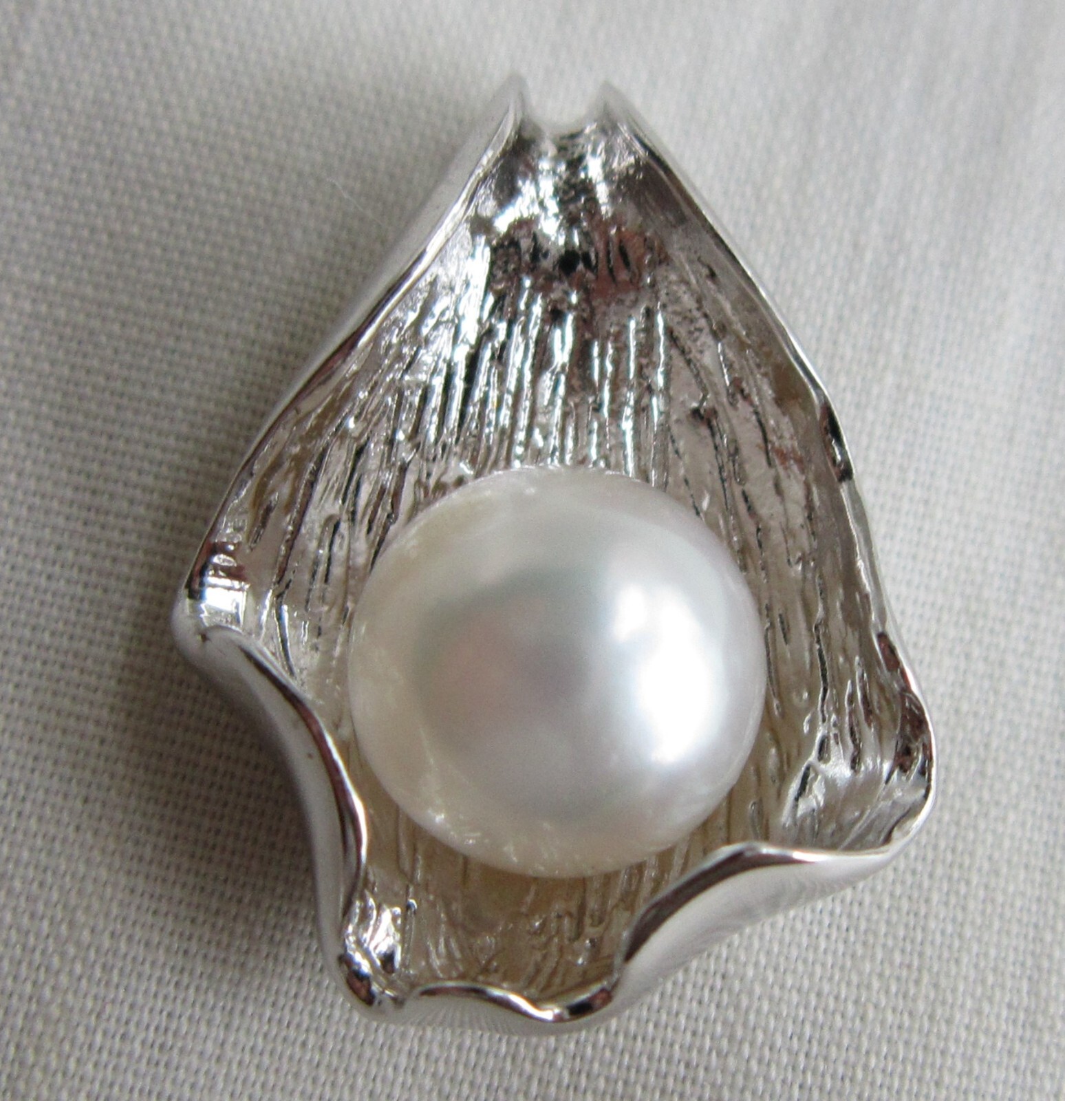 STERLING SILVER GENUINE FRESHWATER CULTURED PEARL PENDANT / WHITE