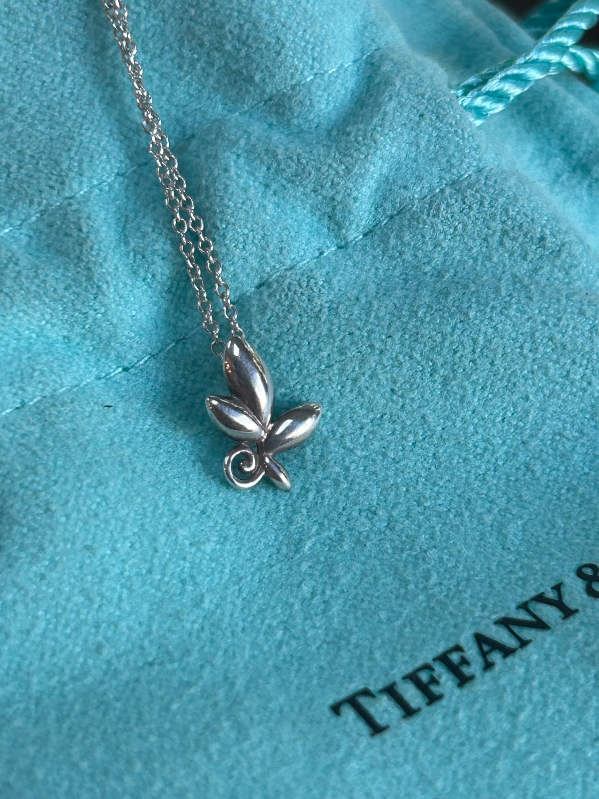 Tiffany & Co Silver Paloma Picasso Olive Leaf Pendant Necklace in Pouch Lovely