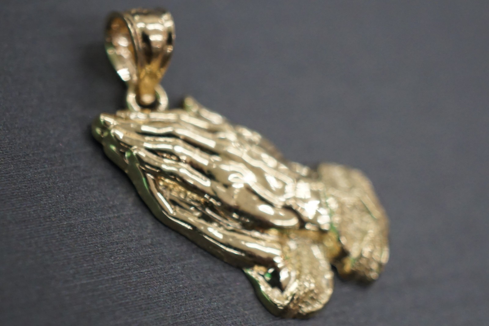 10K Solid Yellow Gold 0.9″ Praying Hands Charm Pendant.