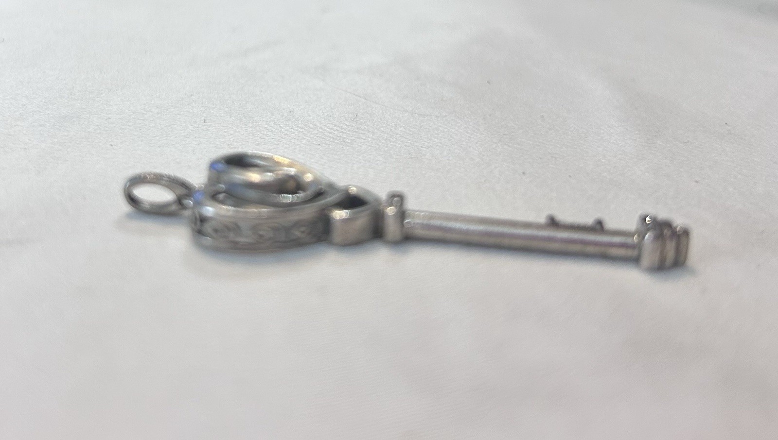 Diamond Heart Key Necklace Charm 1/10 ct tw Round-cut Sterling Silver