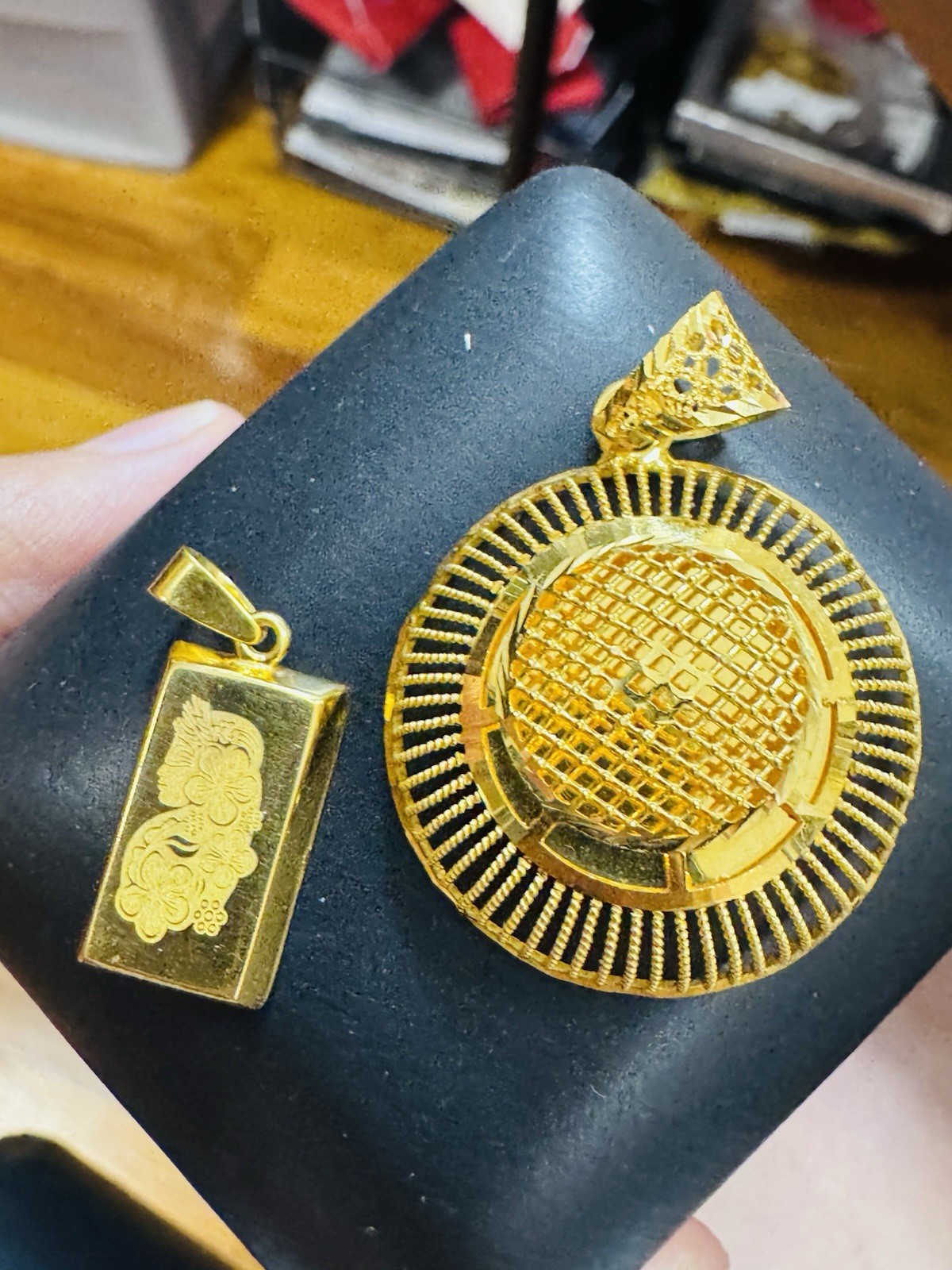 22K 916 22C Real Gold Two Set of Pendant 1 x Bar & 1x Round 7.24g