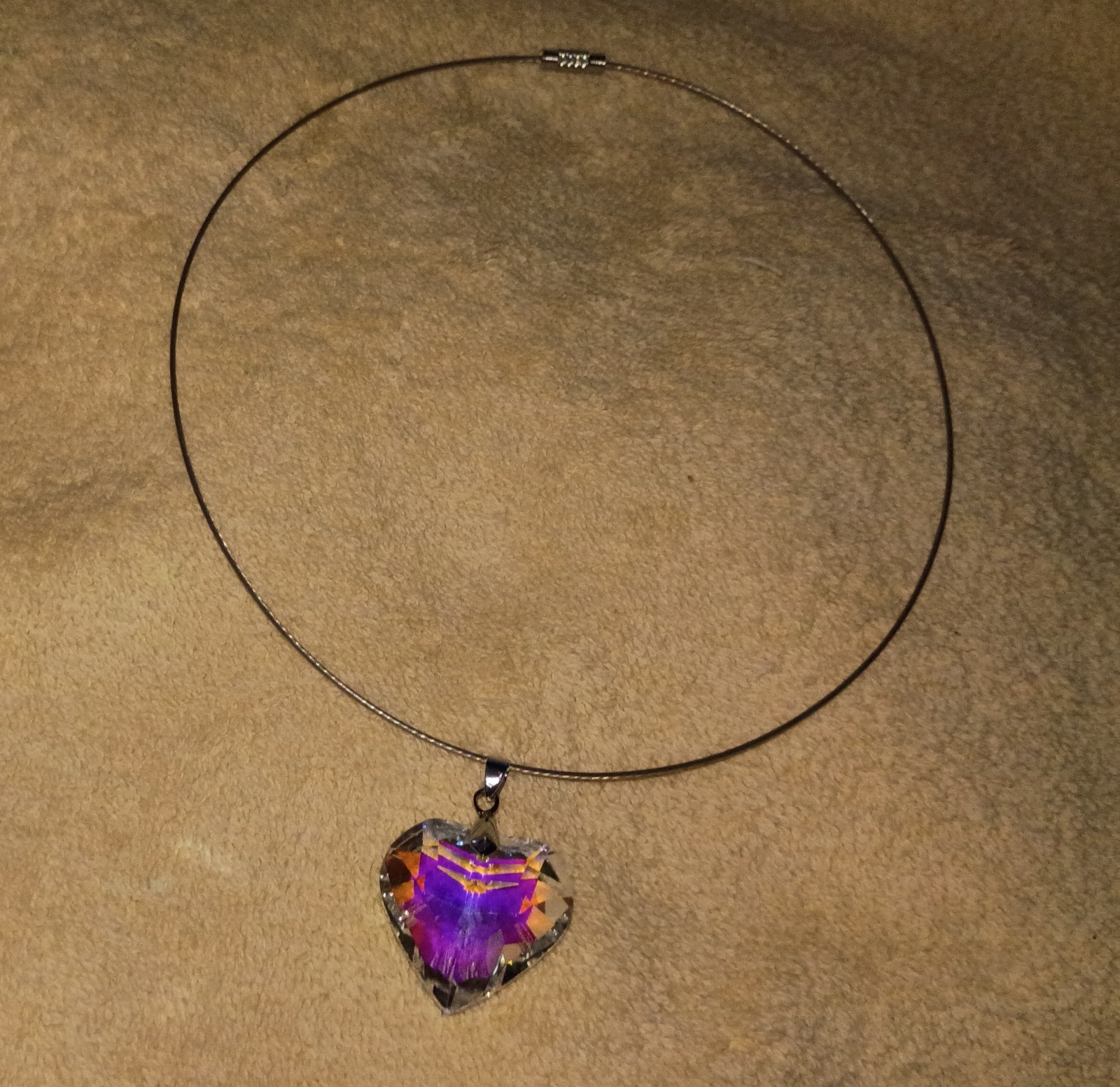 BIG CRYSTAL HEART PENDANT, ” NEW” 😍😍😍 ON A WIRE NECKLACE,SCREW CLASP !!!