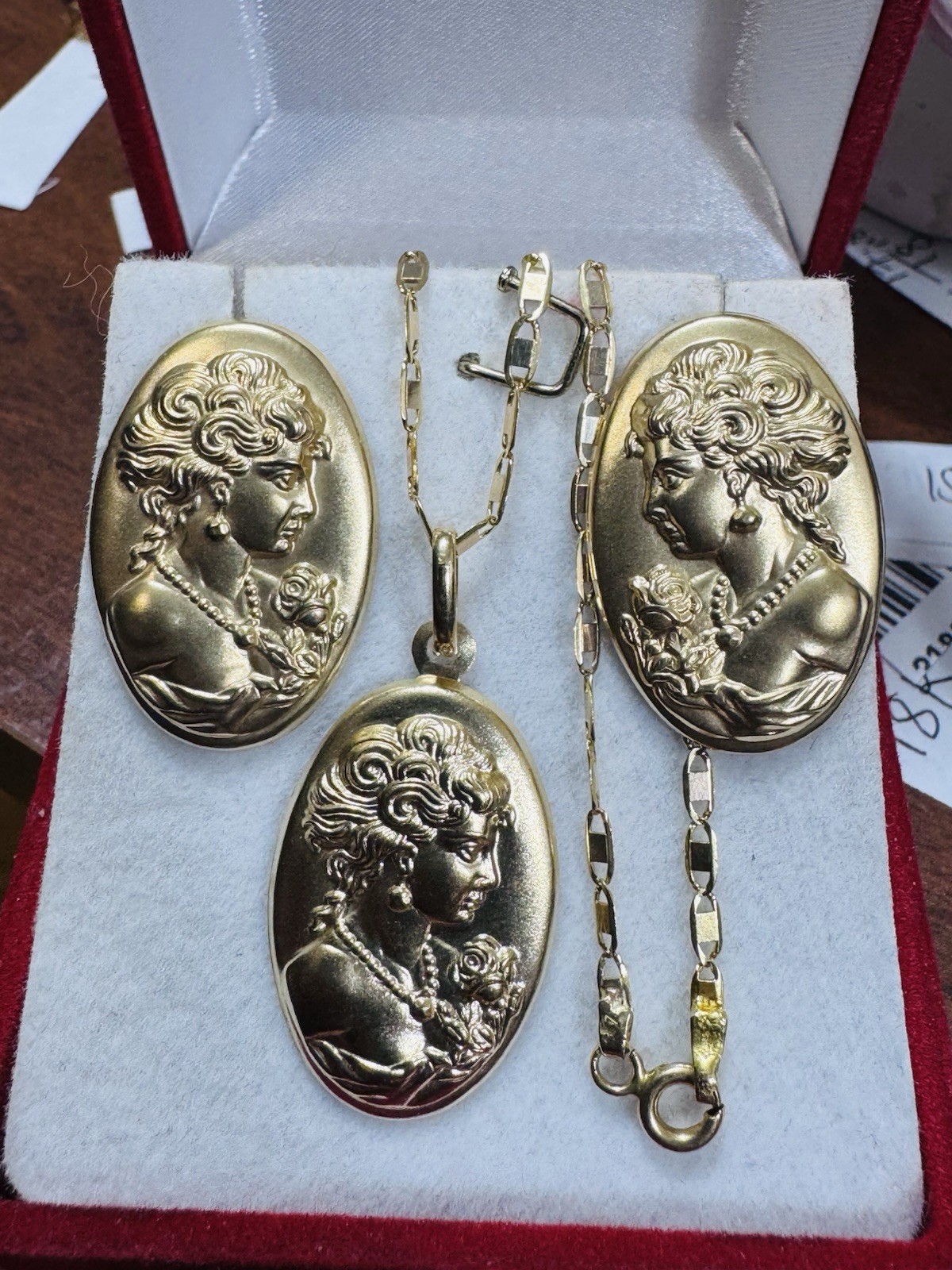 18K 750 Gold Set Queen Elizabeth Earring & Necklace 18” Long 7.6g 3mm