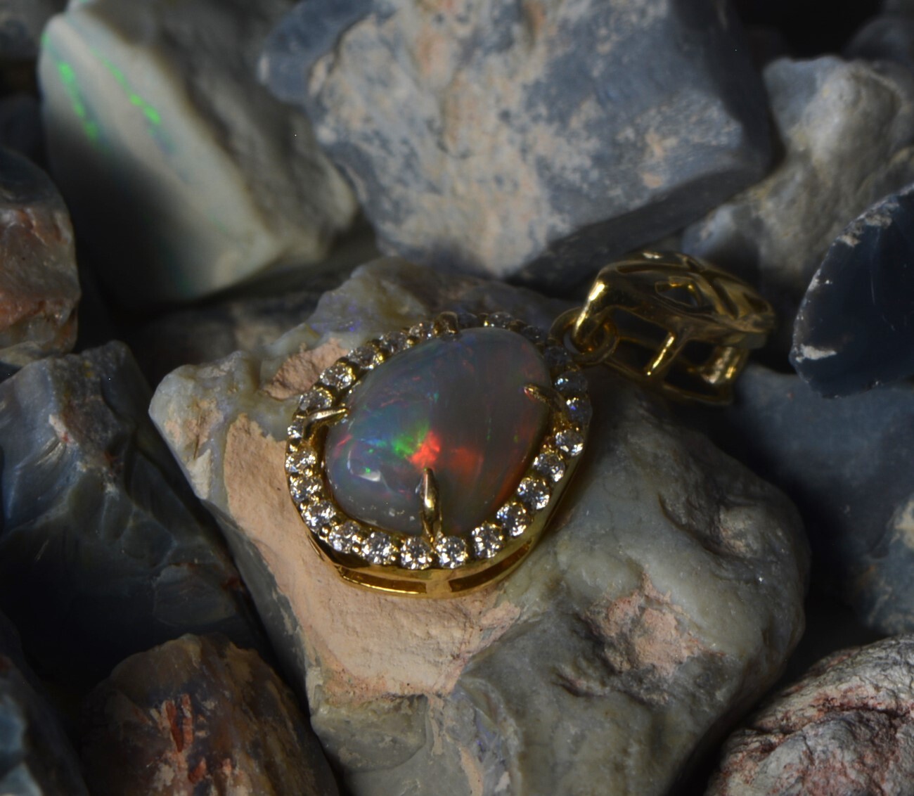Rare Cat Eye Pattern Australian Solid Opal Red Fire 18K Gold Pendant Yes Opal