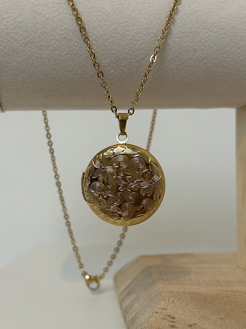 18ct Gold Filled Locket Necklace – Floral Engraved – 20” Chain – Holds 2 Photos