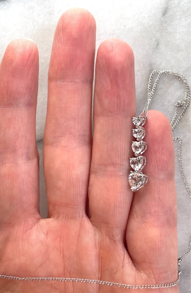 WHITE GOLD COLORLESS SAPPHITE HEARTS DESIGN PENDANT NECKLACE