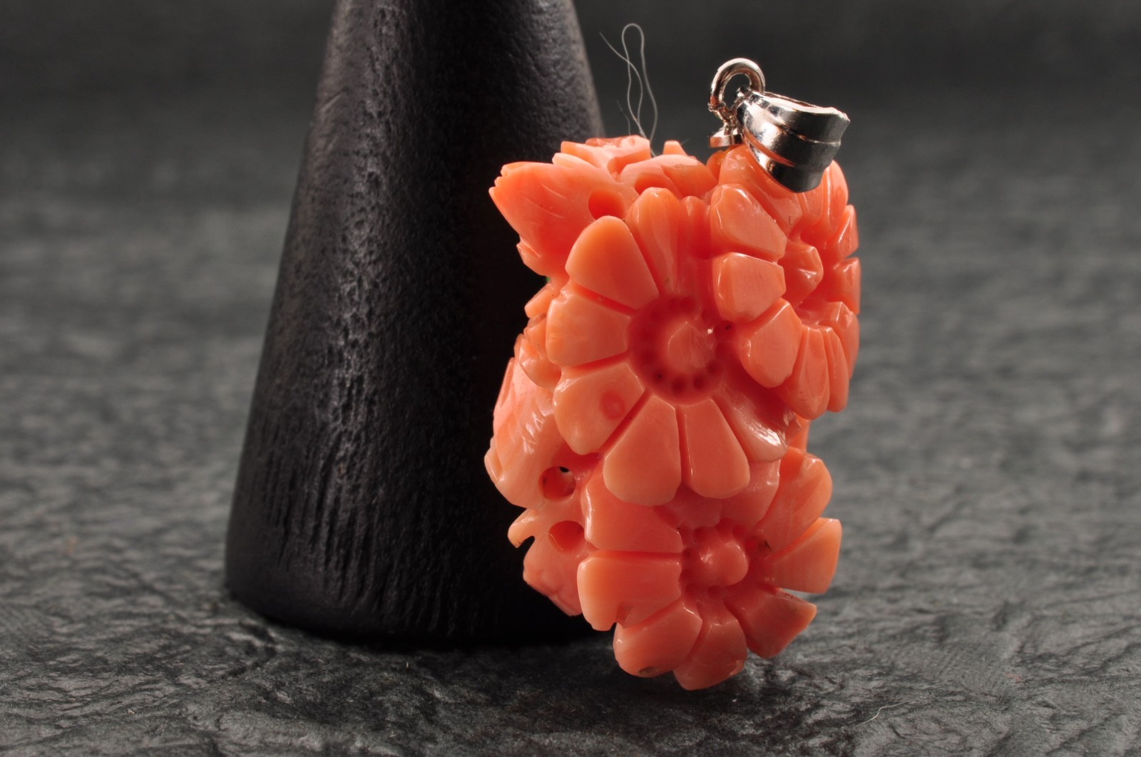 Certification Salmon pink coral pendant top carved Floral pattern (26mm, 31.0ct)