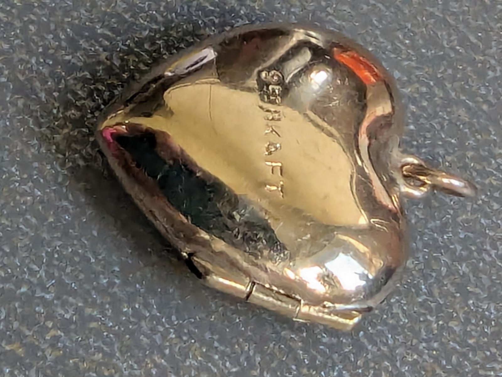 9ct Gold – vintage – BK & Ft Heart Locket Engraved detail used 2.4g